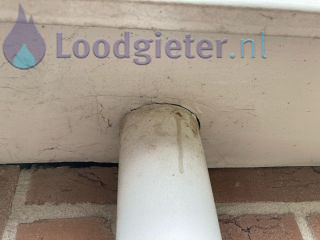 Loodgieter Zinken dakgoot Lekkage zinken dakgoot van de schuur