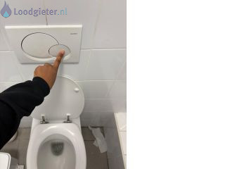 Loodgieter Reparatie toilet De doorspoelknop van toilet defect