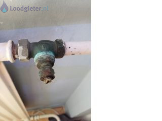 Loodgieter radiatorkraan vervangen Lekkende radiatorkraan