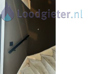 Loodgieter Doorboorde gasleiding Doorboorde stalen gasleiding in de muur