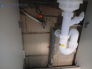 Loodgieter Kraan installeren vaatwasser aansluiting. Hoekstopkraan