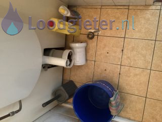 Loodgieter Toilet afvoer vervangen Lekkage achterzijde toilet verhelpen.