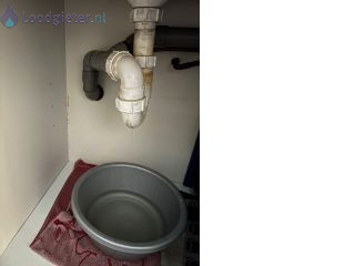 Loodgieter Lekkage gootsteen Lekkage in keukenkastje onder de spoelbak