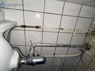 Loodgieter Leidingen wegwerken Leidingwerk van de wastafel vervangen