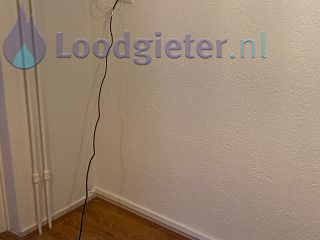 Loodgieter Radiator aansluiten Radiator ophangen en aansluiten.