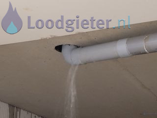 Loodgieter Lekkage plat dak Lekkage aan hemelwater afvoer van garage